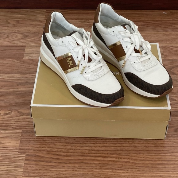 Michael Kors Mabel Trainer Platform Wedge Sneakers Size 9 1/2 White Brown & Gold - Picture 8 of 9